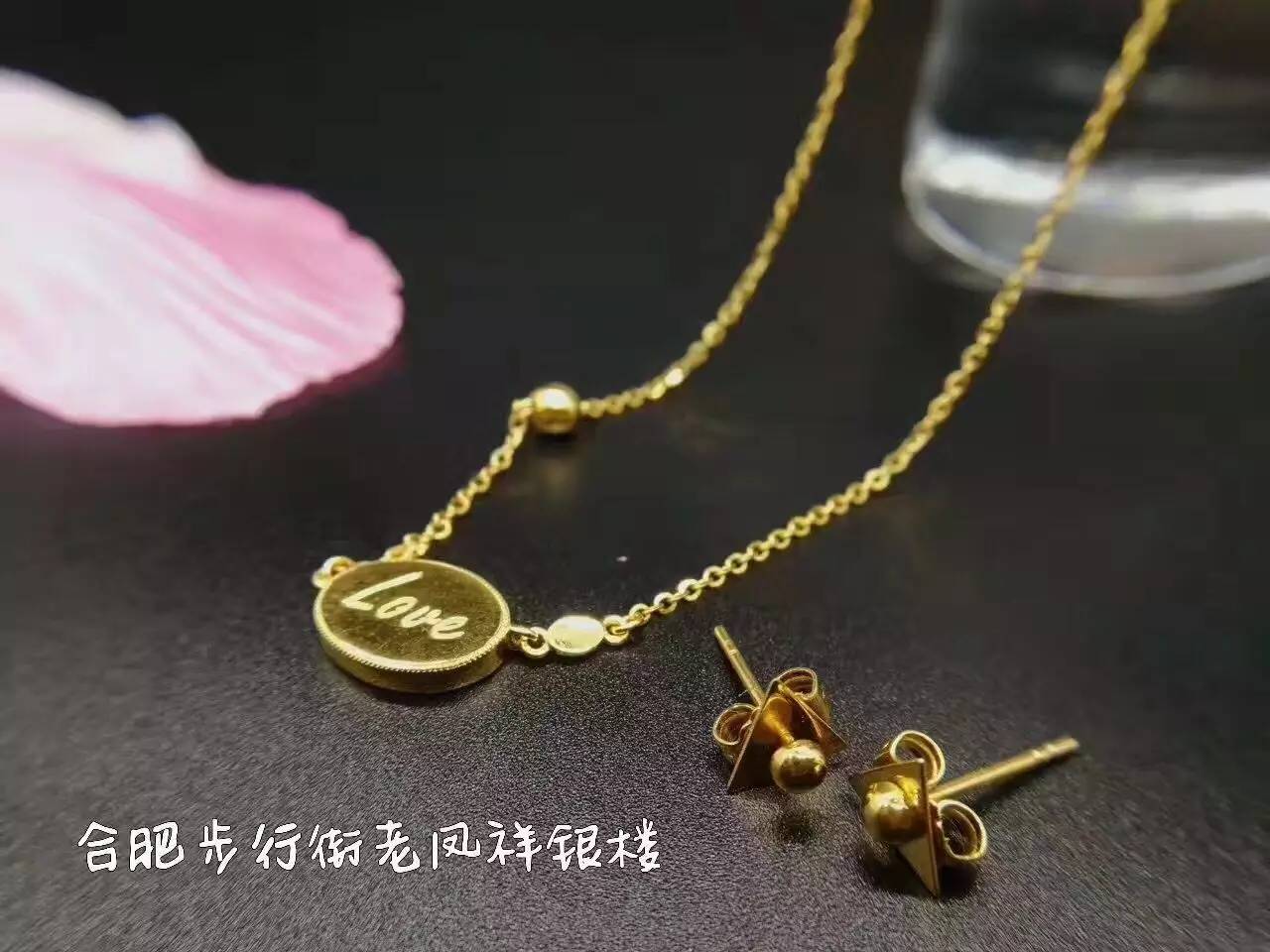 老凤祥新款饰品，展现学习、自信与成就的力量，时尚魅力尽在变化中